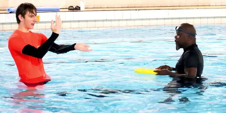 How to Overcome Your Fear of Swimming as an Adult Adult swimming lesson - overcoming fear of swimming